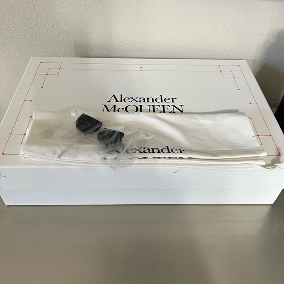 Authentic Alexander McQueen Lace-up studded glossed-leather ankle boots - Picture 5 of 6